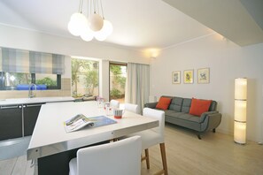 Family Apartment, 2 Bedrooms, Non Smoking, Kitchen | In-room dining