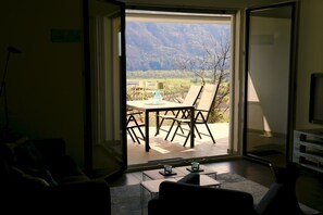 Apartment | Living room - Beautiful Lake-view Apartment (Gordola)