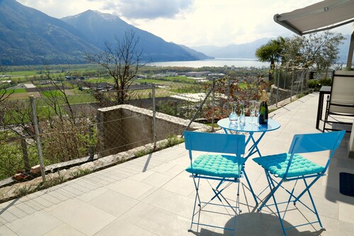 Beautiful Lake-view Apartment