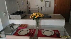 Geladeira, micro-ondas, cafeteira/chaleira, liquidificador