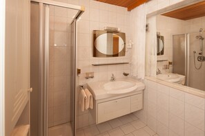 Apartment (2 Adults) | Bathroom | Towels, toilet paper - Krepperhütte (Volders)