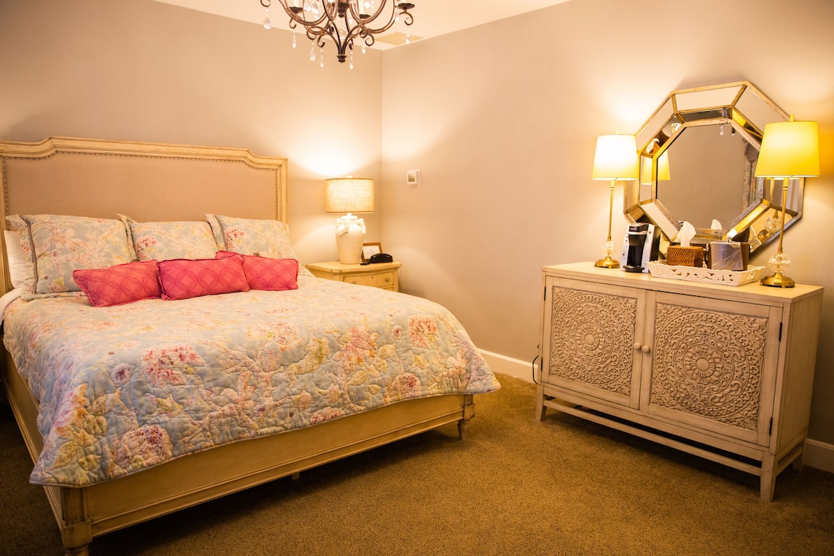 Habitación estándar, 1 cama King size, para no fumadores (Lord Linville Room. 1 bedroom) | Decoración personalizada y muebles diferentes