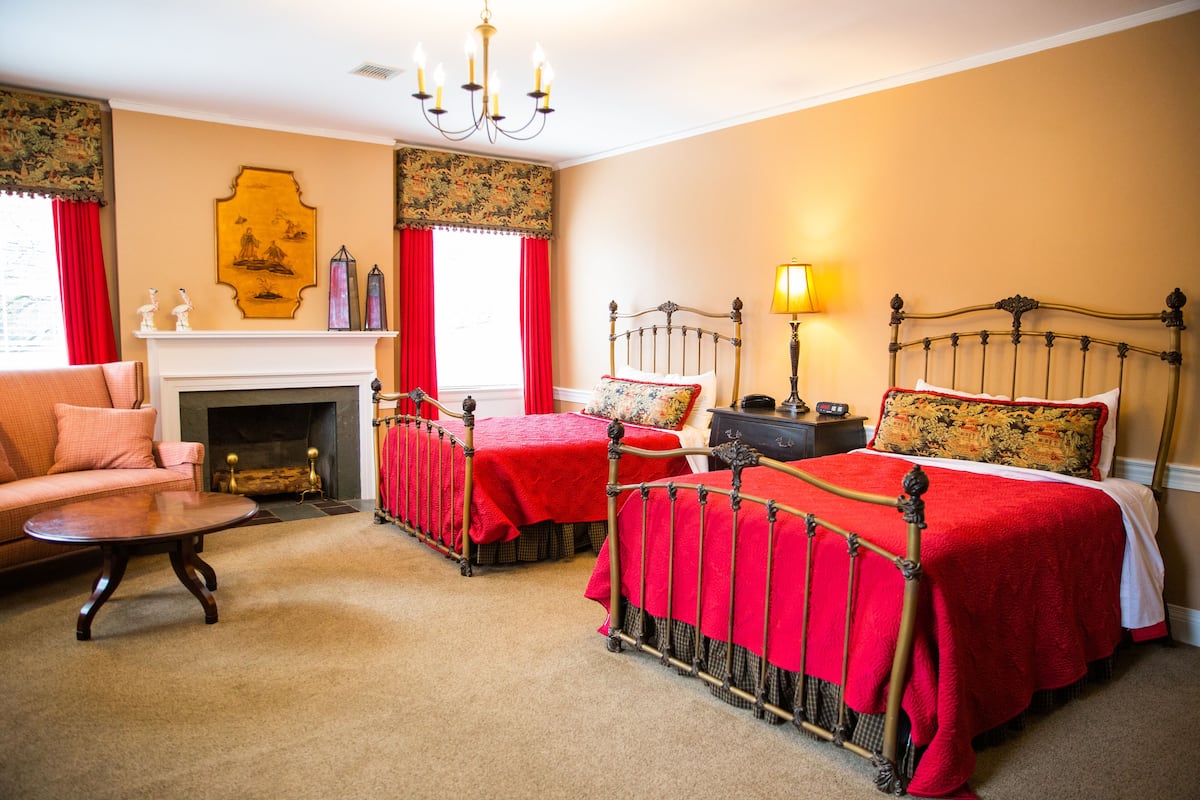 Habitación estándar, 2 camas matrimoniales, para no fumadores (Walnut Room, 1 bedroom) | Decoración personalizada y muebles diferentes