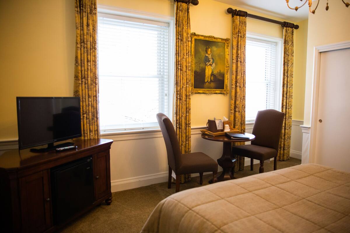Standardzimmer, 1 Queen-Bett, Nichtraucher (Clemmons Room. 1 bedroom)