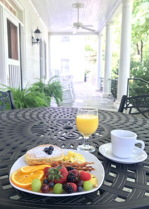 Outdoor dining - Providence Manor House Bed & Breakfast (Clemmons)