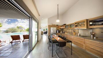 Vila, 4 quartos, piscina particular | Cozinha privada | Geladeira, micro-ondas, cooktop, lava-louças