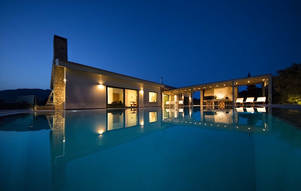 An infinity pool - Tramonto Di Olive Gorgeous Villa by VillaRentalsgr (Loutraki-Agioi Theodoroi)