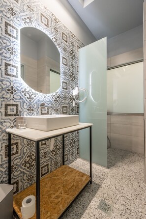 Habitación doble estándar | Baño | Regadera, regadera tipo lluvia, amenidades de baño gratuitas 