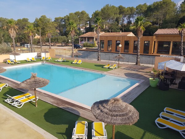 Piscine extérieure (ouverte en saison), parasols de plage