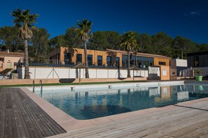 Piscine extérieure (ouverte en saison), parasols de plage