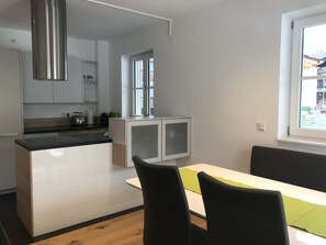 Full-sized fridge, oven, stovetop, dishwasher