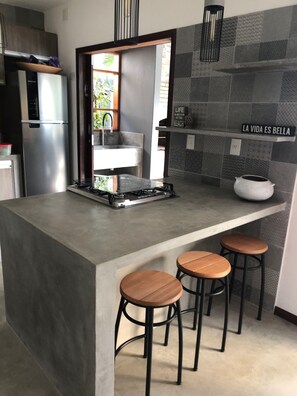 House | Private kitchen | Full-sized fridge, microwave, oven, stovetop - Casa 'Ohana Pipa (Tibau do Sul)