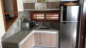 House | Private kitchen | Full-sized fridge, microwave, oven, stovetop - Casa 'Ohana Pipa (Tibau do Sul)