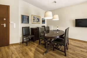 Premium Apartment, 1 King Bed with Sofa bed, Non Smoking, Kitchen | In-room dining