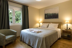 Premium Apartment, 1 King Bed with Sofa bed, Non Smoking, Kitchen | Individually decorated, individually furnished, iron/ironing board