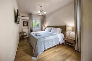 Room - Two Bedroom apt 2' to Acropolis museum by VillaRentalsgr (Athens)