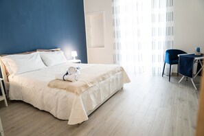 2 Schlafzimmer, Schreibtisch, schallisolierte Zimmer