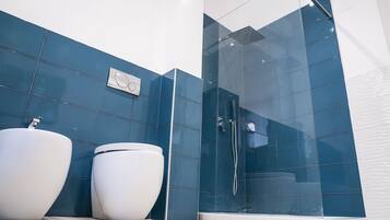 Chuveiro, produtos de toalete grátis, secador de cabelo