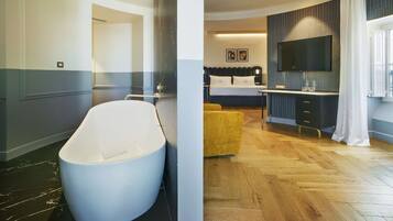 Un baño moderno con una bañera independiente, zona de ducha y tocador con espejo.