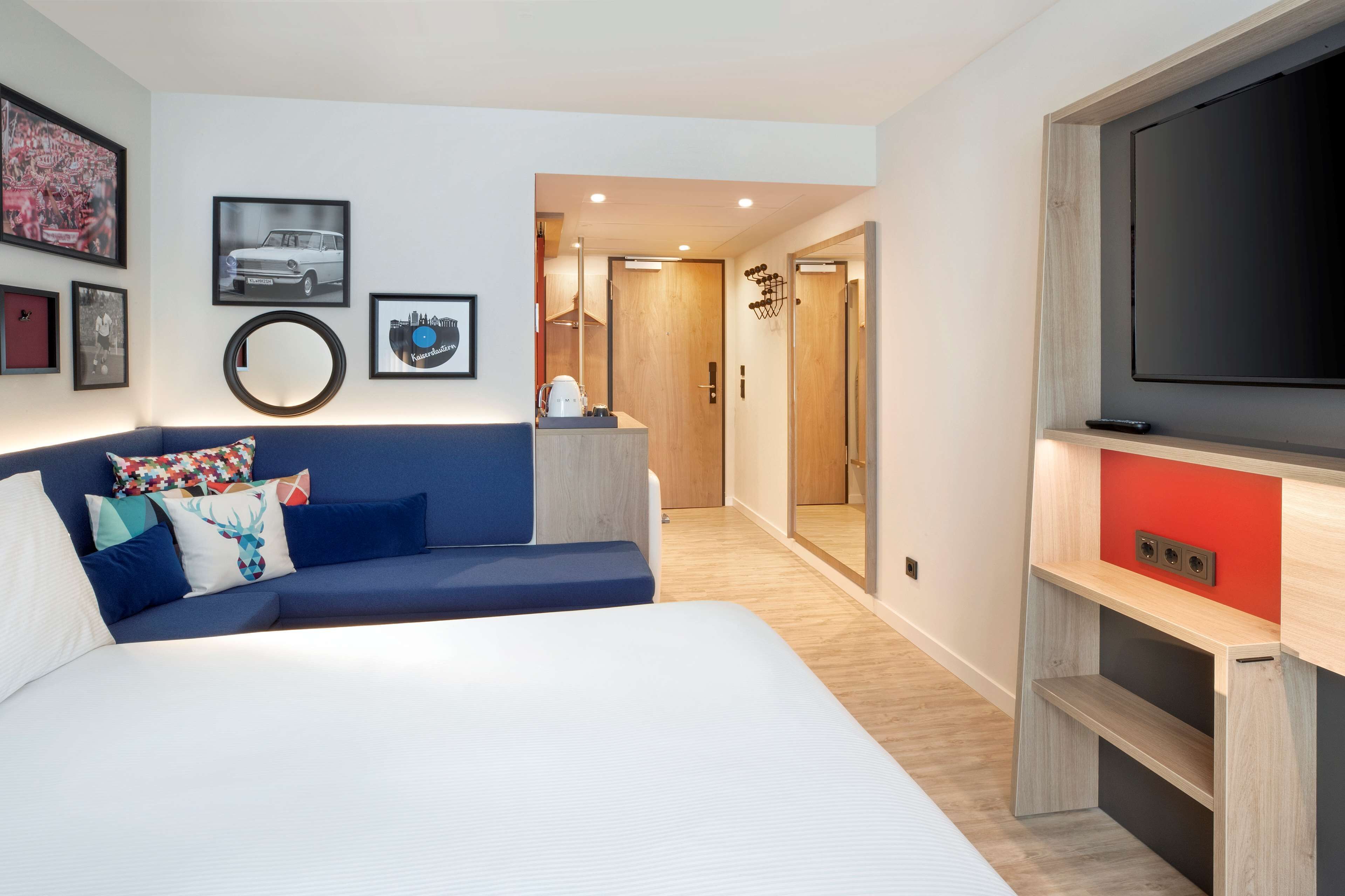 family room, 1 queen bed | minibar, in-room safe, desk, soundproofing