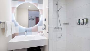 Dusche, kostenlose Toilettenartikel, Haartrockner, Handtücher