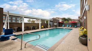 Piscina externa, funciona das 8h às 22h, espreguiçadeiras