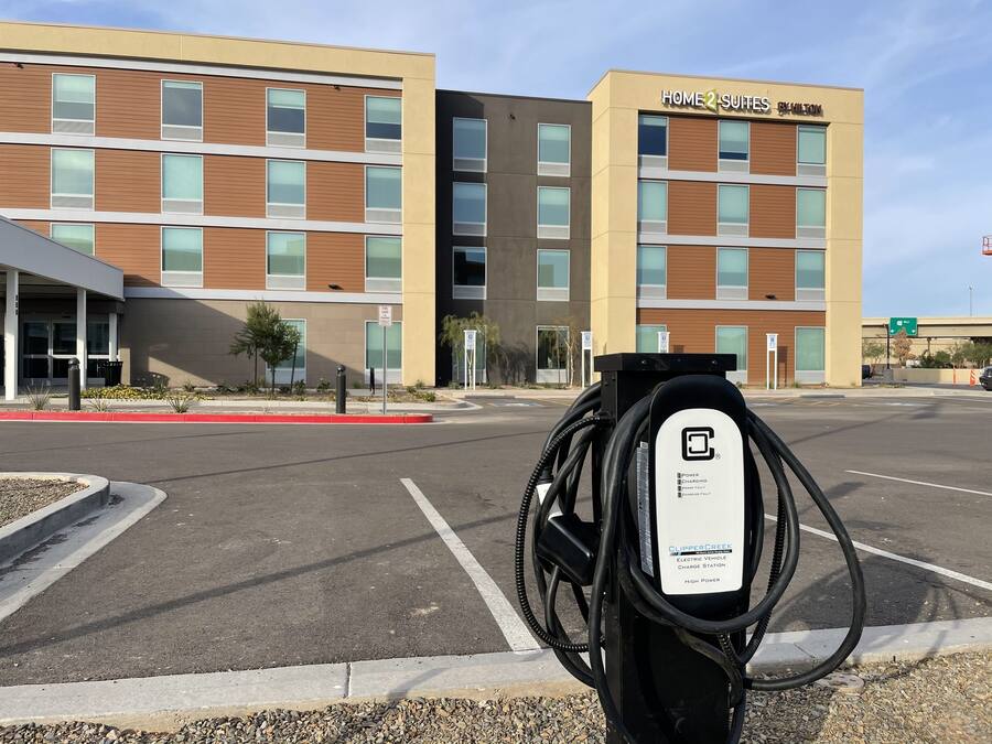 Um edifício moderno com uma placa que diz 'HOME2 SUITES'.