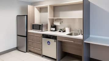 1 King Mobility/Hearing Access Tub Studio Nonsmoking | Private kitchen | Full-size fridge, microwave, dishwasher, coffee/tea maker