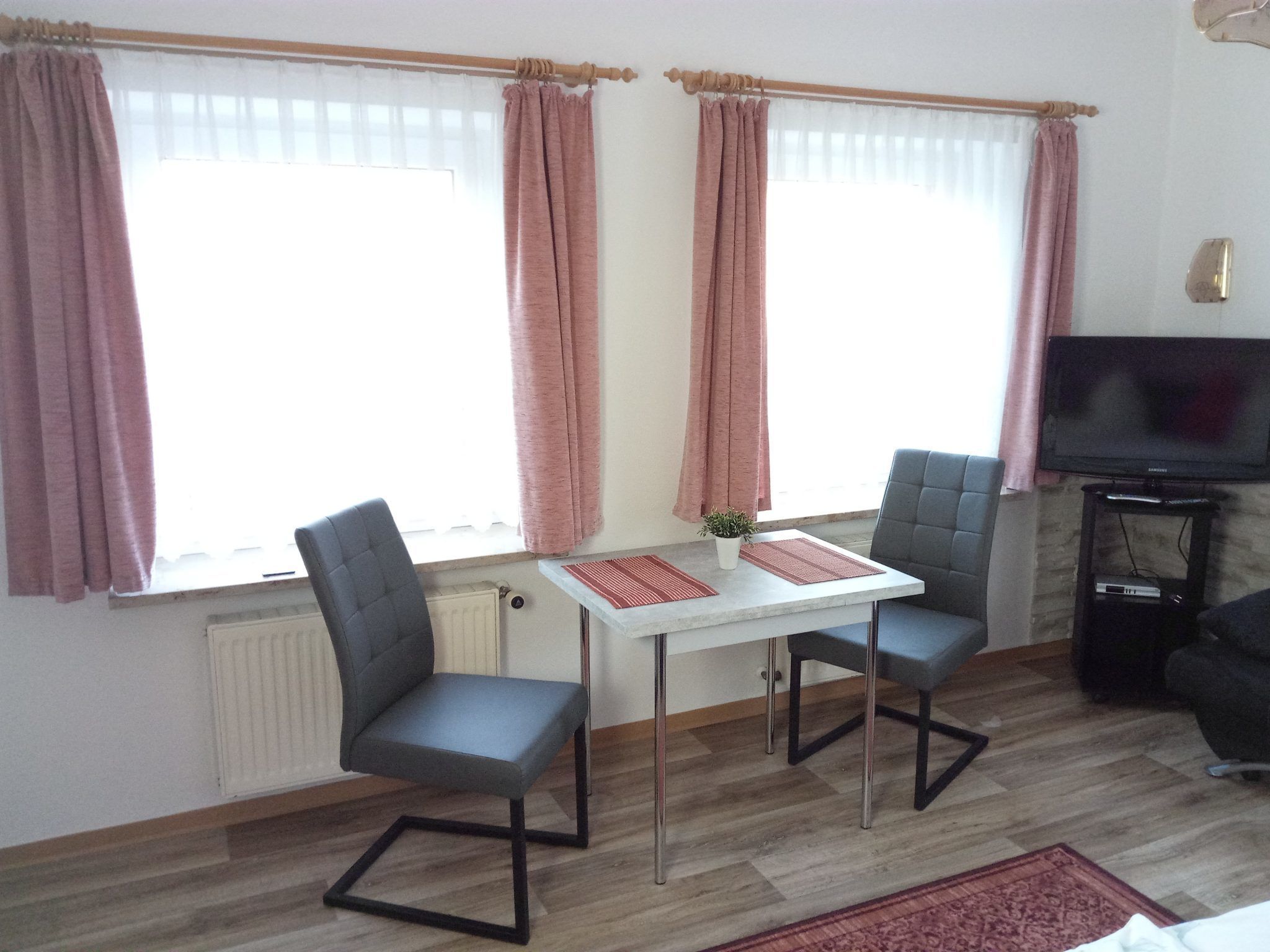 Comfort-Doppelzimmer | Wohnbereich | Fernseher