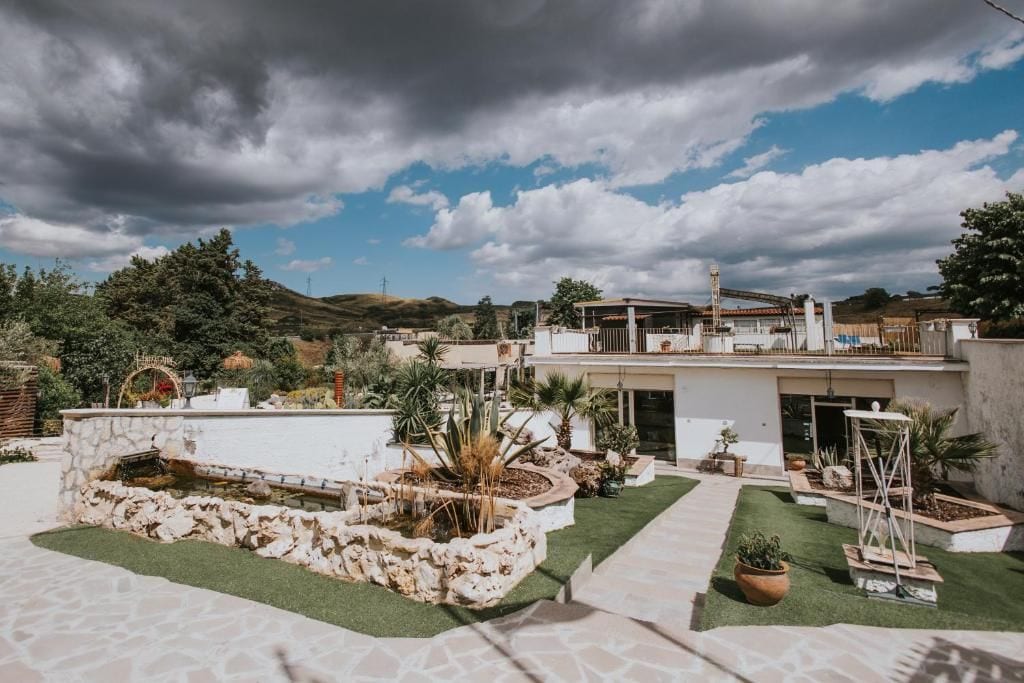 Une maison moderne dotée d’un patio, d’une piscine et d’un jardin.