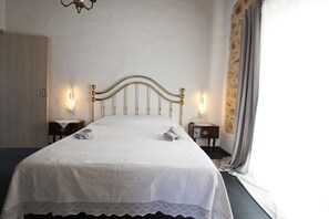 Double Room | Minibar, desk, blackout curtains, iron/ironing board - Cosi Priziusi B&B Relais (Vizzini)