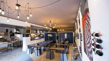 2 Bars/Lounges, Poolbar