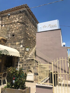 A stone building with a sign for 'Così Priziusi Bed & Breakfast' and a gated entrance. - Cosi Priziusi B&B Relais (Vizzini)