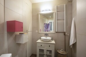 Căn hộ có thiết kế đặc sắc, 1 giường cỡ queen và sofa giường, không hút thuốc, quang cảnh thành phố | Phòng tắm | Máy sấy tóc, khăn tắm 