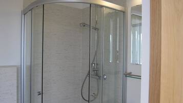 Double or Twin Room | Bathroom shower