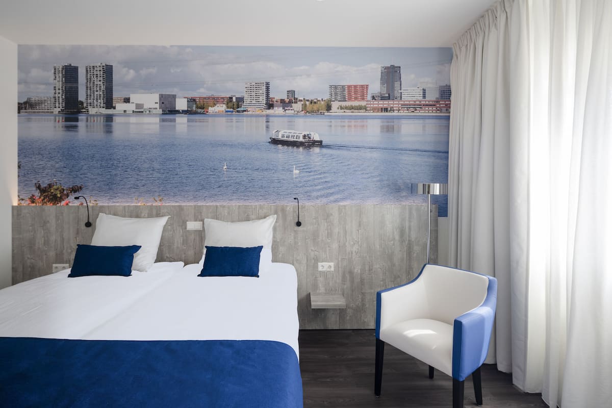 deluxe room, 2 single beds | in-room safe, individually decorated, desk, laptop workspace