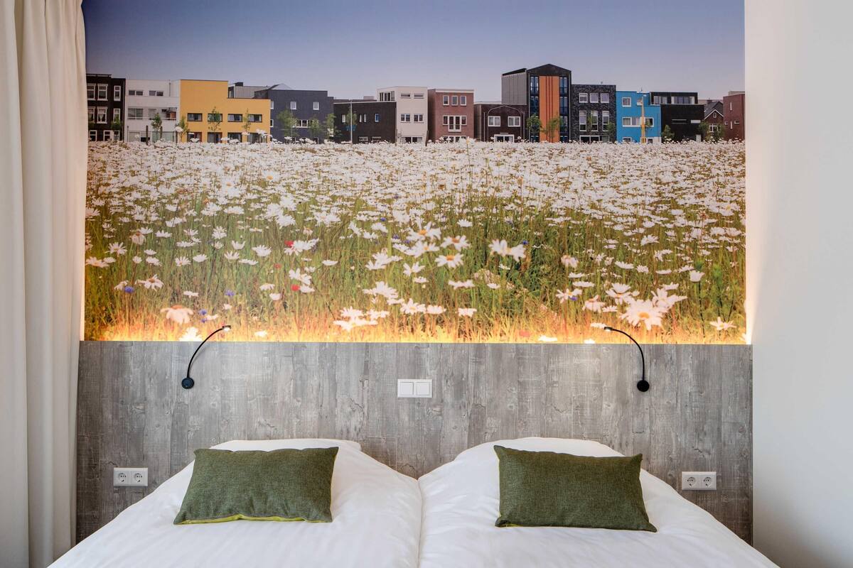 standard room, 2 single beds | in-room safe, individually decorated, desk, laptop workspace