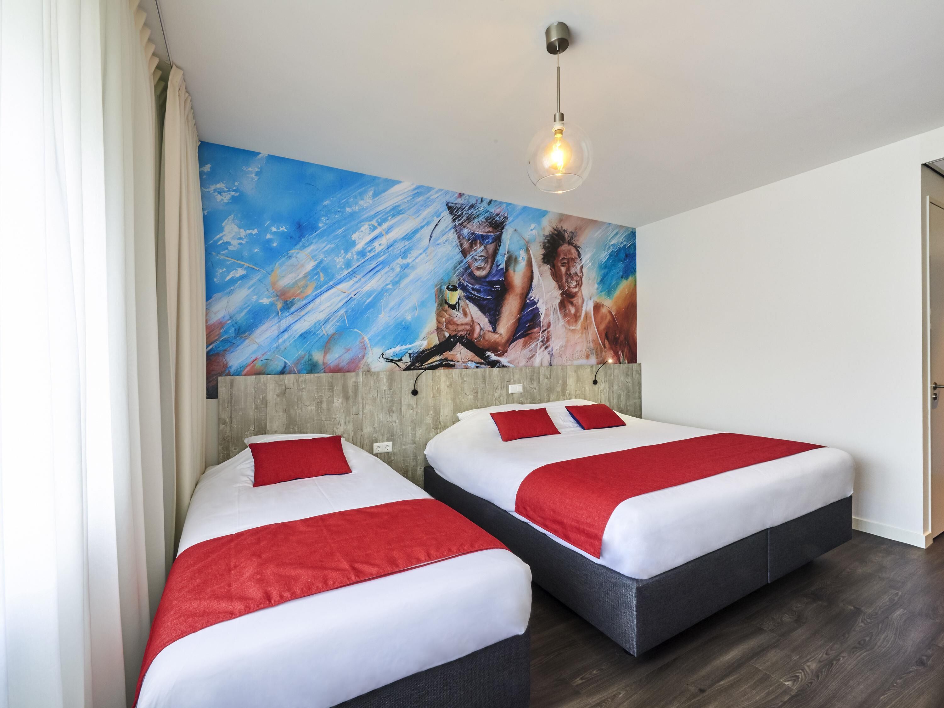 Tremannsrom – superior, 3 enkeltsenger | Safe på rommet, individuelt dekorert og skrivebord