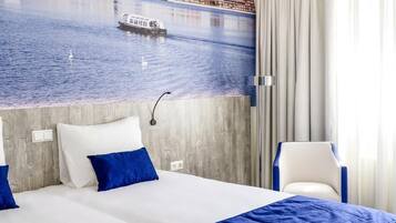 Deluxe kamer, 2 eenpersoonsbedden | Een kluis op de kamer, individueel gedecoreerd, een bureau