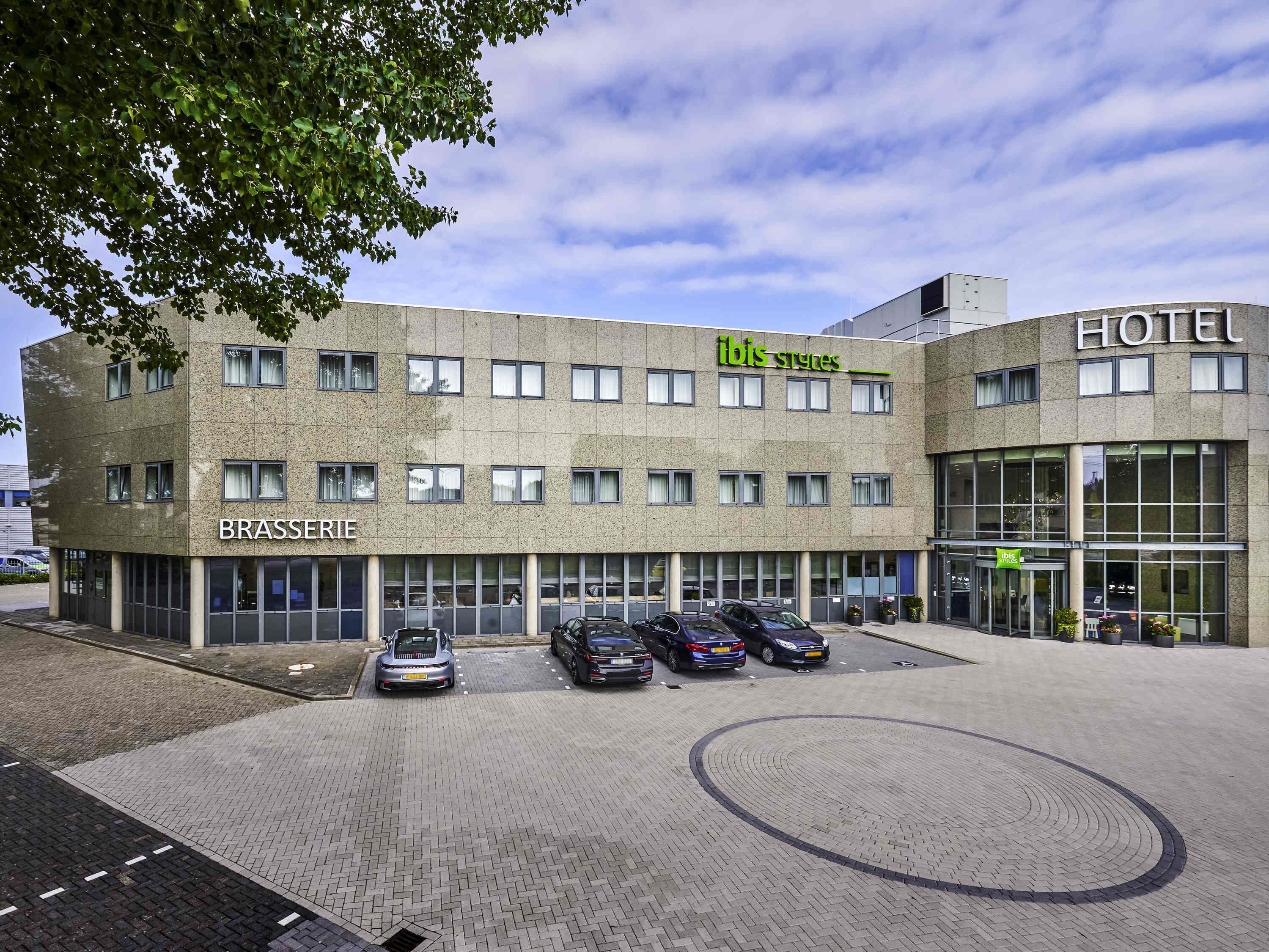 Studio, 2 Single Beds | In-room safe, individually decorated, desk, laptop workspace