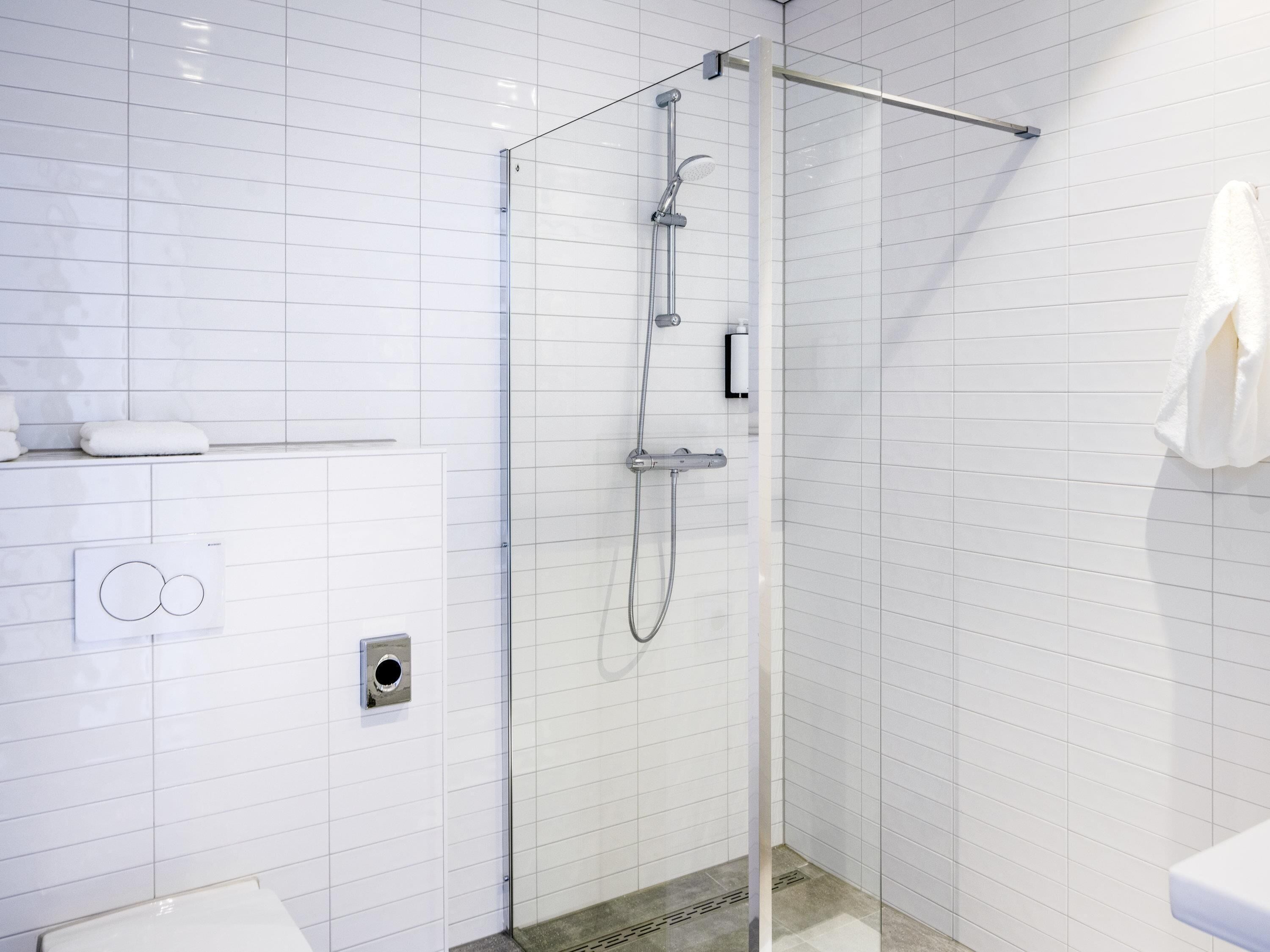 Deluxe-rum - 2 enkelsängar | Värdeförvaringsskåp på rummet, individuell inredning och skrivbord