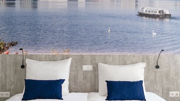 Deluxe kamer, 2 eenpersoonsbedden | Een kluis op de kamer, individueel gedecoreerd, een bureau