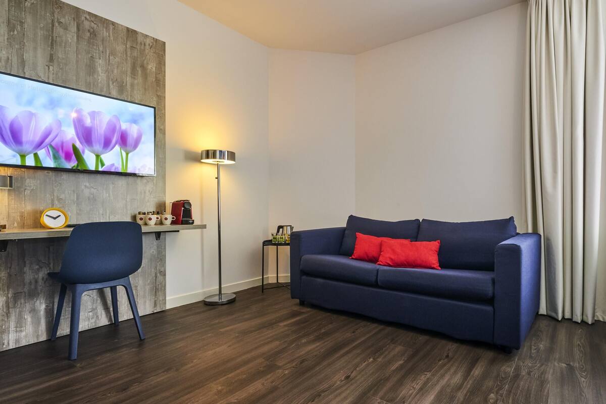 in-room safe, individually decorated, desk, laptop workspace