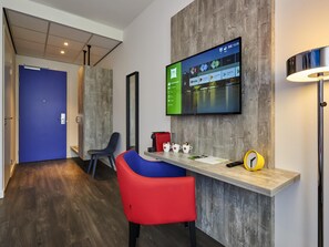 Caixa forta a l'habitació, decoració individual i escriptori 