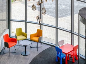 Studio, 2 enkeltsenger | Safe på rommet, individuelt dekorert og skrivebord