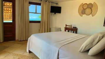 Suíte estúdio superior, vista para o mar (Duplo) | Frigobar, cofres nos quartos, individualmente decorados