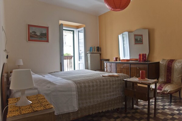 Iron/ironing board, free WiFi, bed sheets