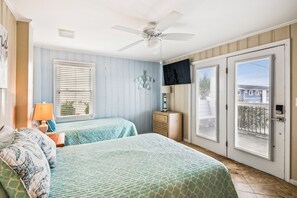 8 bedrooms, free WiFi - Aero Club: Luxury, Oceanfront Home with a Beautiful Pool Area (North Myrtle Beach)