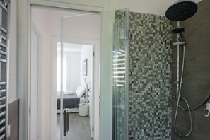 Asciugacapelli, asciugamani, sapone, carta igienica