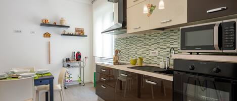 Jääkaappi, mikroaaltouuni, liesi, astianpesukone